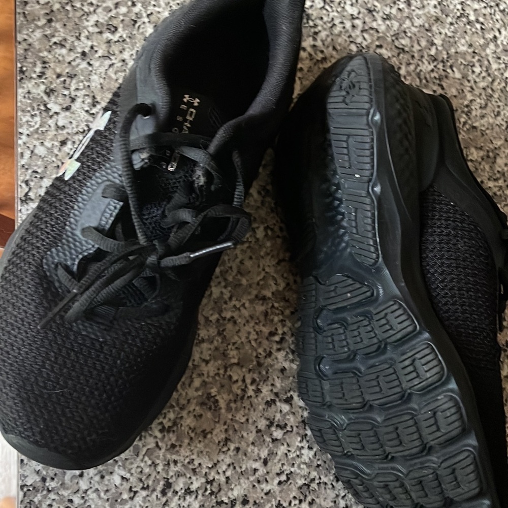 Under Armour size 7 women’s tennis shoe. Same as new I’ve worn once or twice.